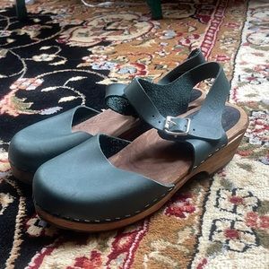 Lotta Highwood Dark Green Clogs on Brown Base